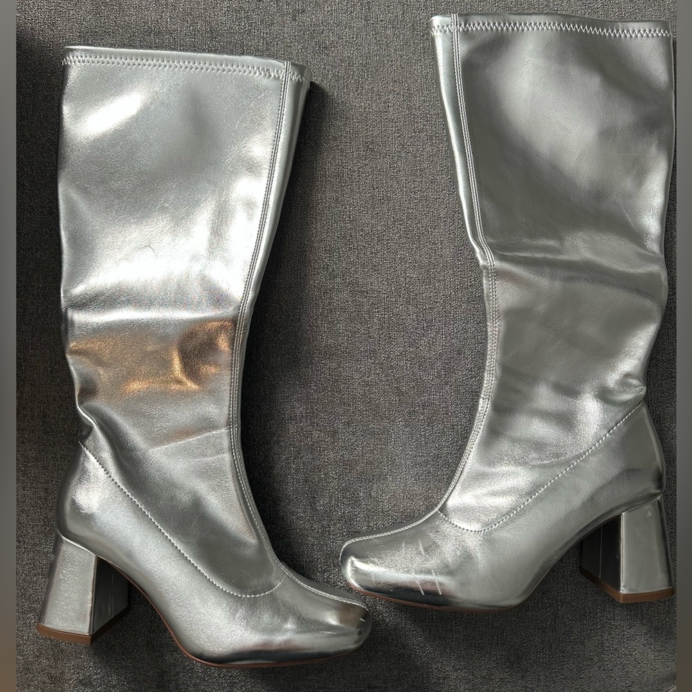 Knee high Gogo silver boots